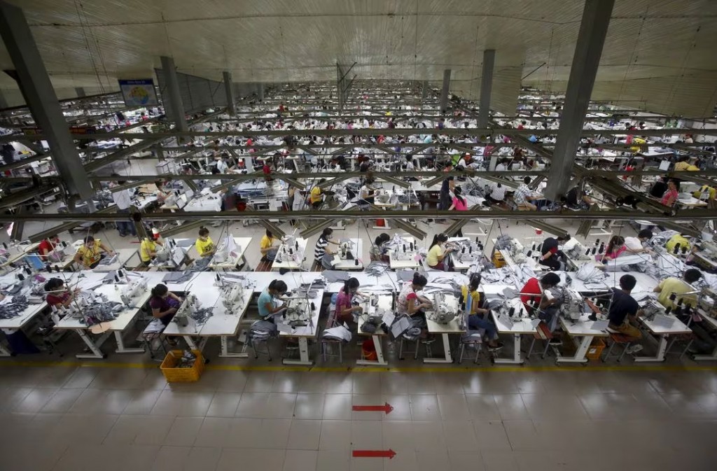 Một nhà máy dệt may tại Bắc Giang (Ảnh: Reuters)