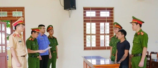 Đại diện Cơ quan Cảnh sát Điều tra Công an huyện Phú Lương đọc lệnh bắt tạm giam lái xe Phạm Quang Ngôi