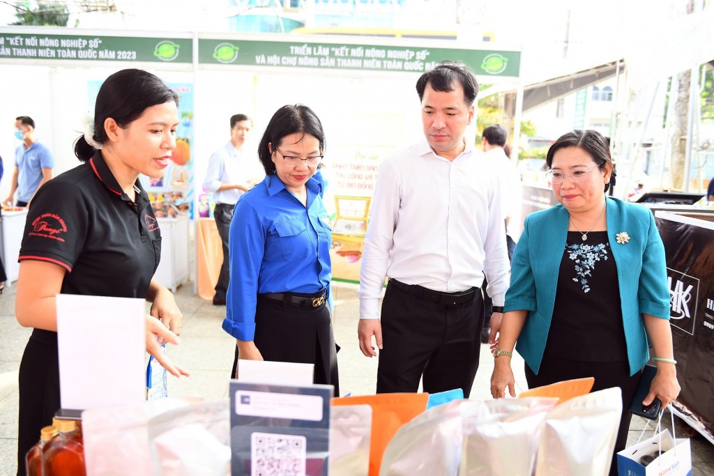 Lãnh đạo T.Ư Đoàn TNCS và địa phương thăm các gian hàng tại Hội chợ nông sản thanh niên toàn quốc năm 2023