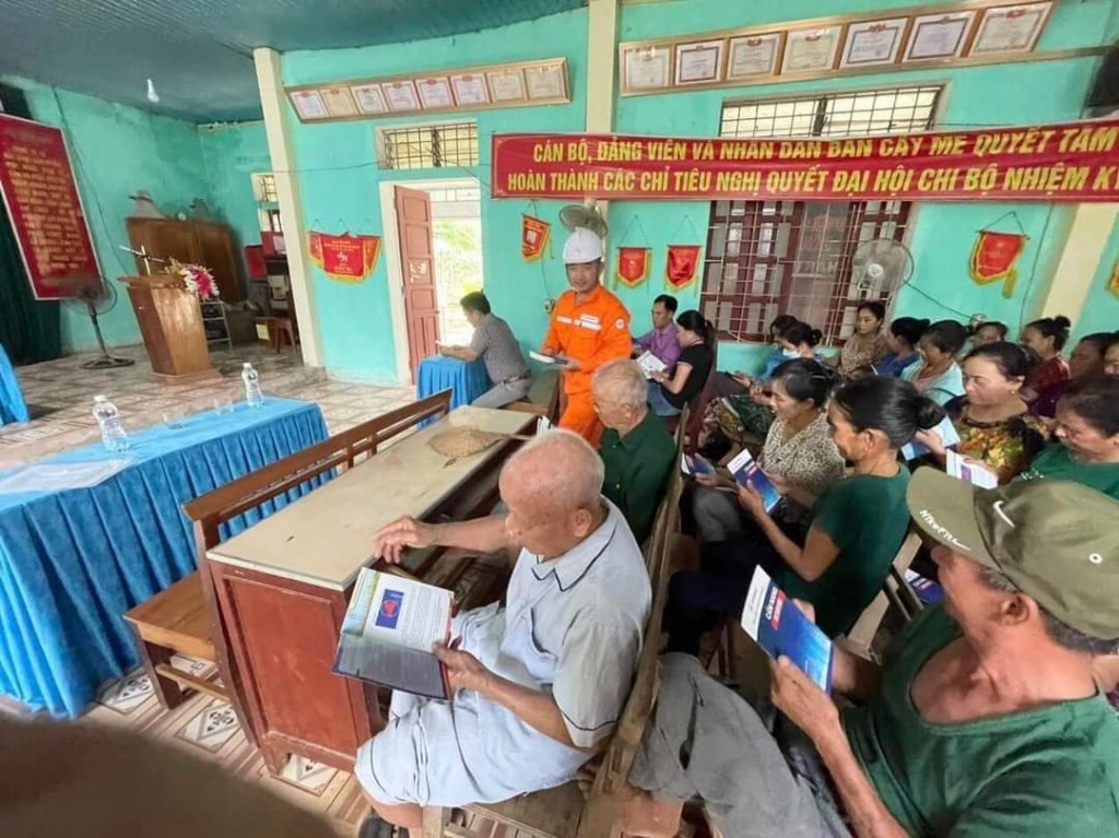 Nhận được sự quan tâm, phối hợp của chính quyền địa phương, các Điện lực trực thuộc PC Nghệ An đã lồng ghép phát tờ rơi, cẩm nang tuyên truyền an toàn điện, tiết kiệm điện cho người dân và các buổi sịnh hoạt khối, xóm