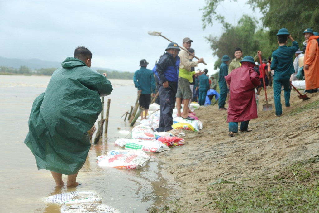 Quảng Nam: Dầm mưa làm kè bảo vệ bờ sông Vu Gia