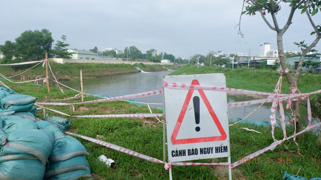 Sở Xây dựng TP Đà Nẵng đang khẩn trương xem xét và đưa ra phương án, sửa chữa tình trạng bờ kè kênh thoát nước Phú Lộc bị sụt lún, sạt lở (ảnh Đ.Minh)