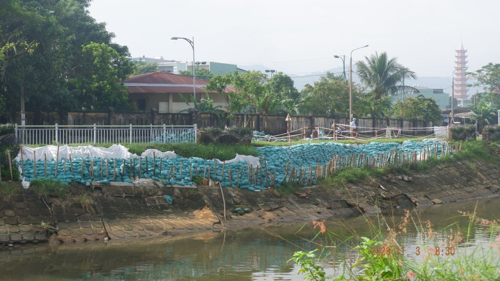 Khu vực bờ kè kênh thoát nước Phú Lộc cạnh trường Tiểu học Lê Văn Tám, (phường Thanh Khê Tây, quận Thanh Khê, TP Đà Nẵng) bị sụt lún nghiêm trọng (Ảnh Đ.Minh)