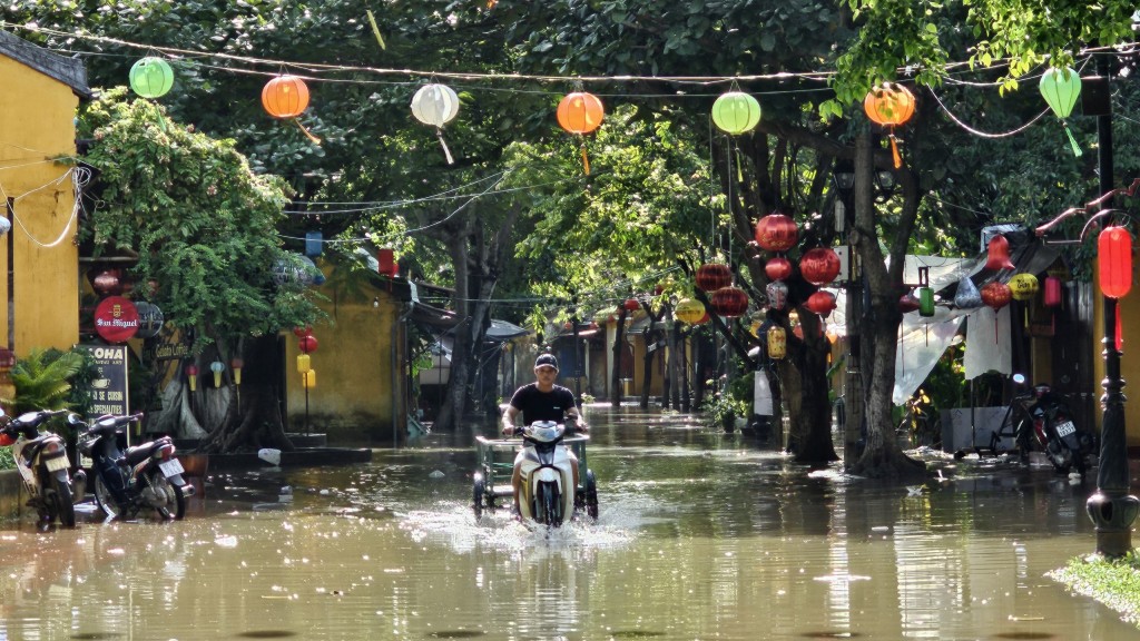 Miền Trung mưa lớn, nhiều đô thị bị ngập lụt