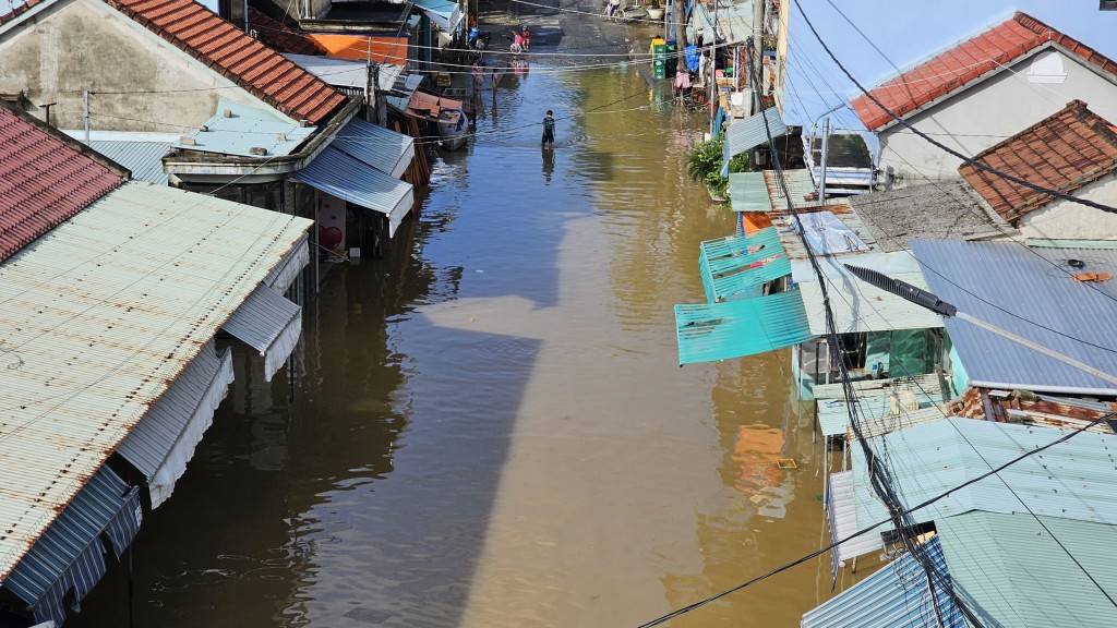 Miền Trung mưa lớn, nhiều đô thị bị ngập lụt