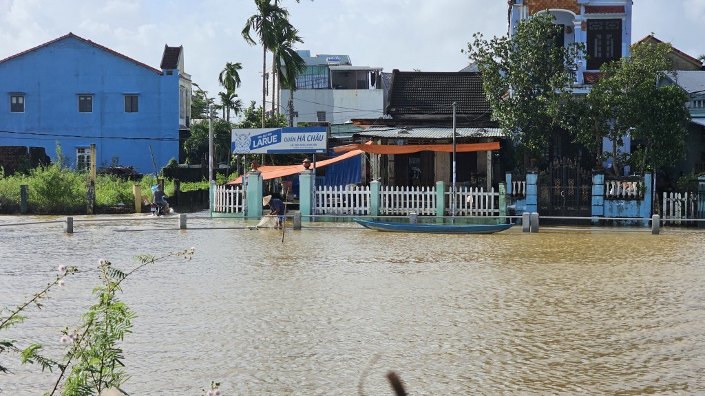 Miền Trung mưa lớn, nhiều đô thị bị ngập lụt