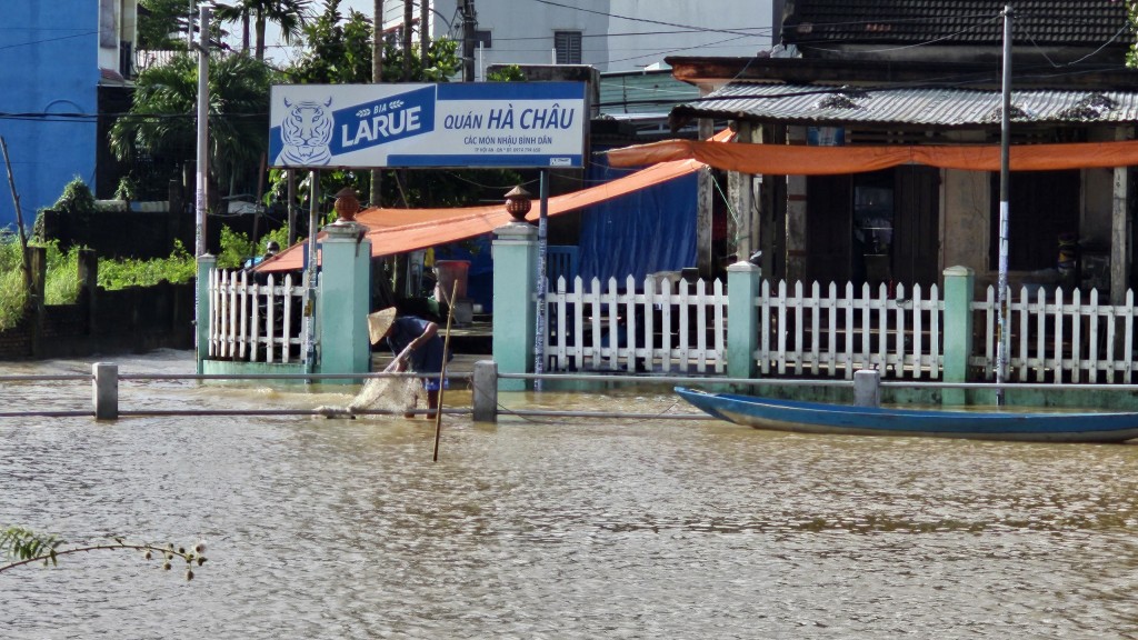 Miền Trung tiếp tục mưa lớn, nhiều đô thị ngập lụt