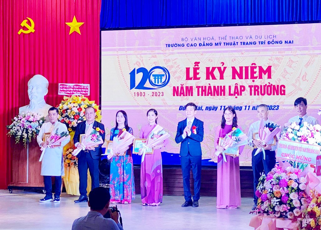 NTK Tạ Linh Nhân (cầm hoa) trong lễ kỷ niệm 120 năm thành lập trường Cao đẳng Mỹ thuật Trang trí Đồng Nai