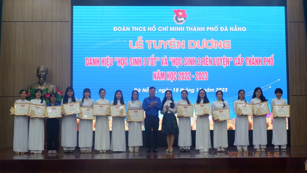 Thành đoàn Đà Nẵng đã công nhận và tuyên dương 38 em đạt danh hiệu “Học sinh 3 tốt” (ảnh Đ.Minh)