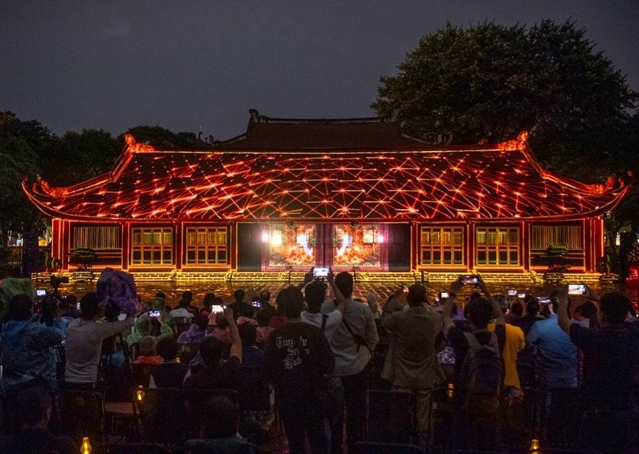 Tour “Trải nghiệm đêm Văn Miếu - Quốc Tử Giám” đang thu hút sự quan tâm đông đảo của công chúng với vẻ đẹp về đêm ấn tượng, mới mẻ