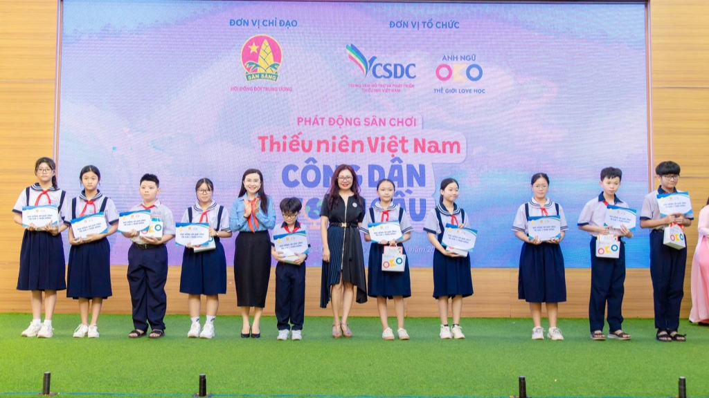 Các em thiếu nhi được trao tặng quà tại chương trình 