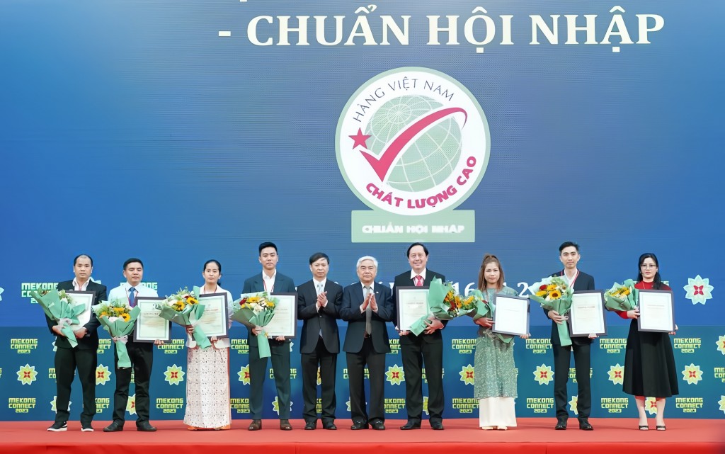 Hội Doanh nghiệp hàng Việt Nam chất lượng cao trao Giấy chứng nhận Hàng Việt Nam chất lượng cao cho các doanh nghiệp