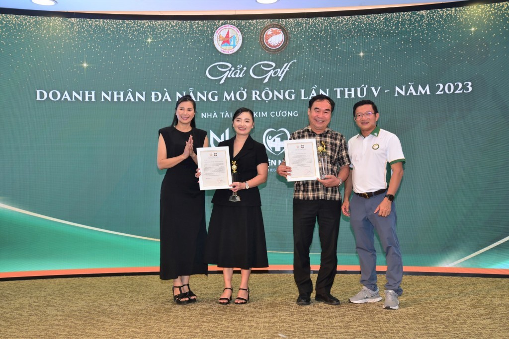Bà Lê Thị Oanh, Tổng Giám đốc Navi Property (áo đen ở giữa) nhận thư cảm ơn từ Ban Tổ chức