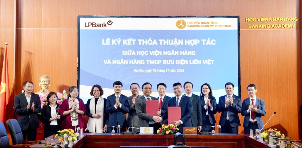 Ông Mai Thanh Quế – Phó Giám đốc phụ trách Học viện Ngân hàng (trái) và ông Đoàn Nguyên Ngọc – Phó Tổng Giám đốc LPBank (phải) thực hiện ký kết