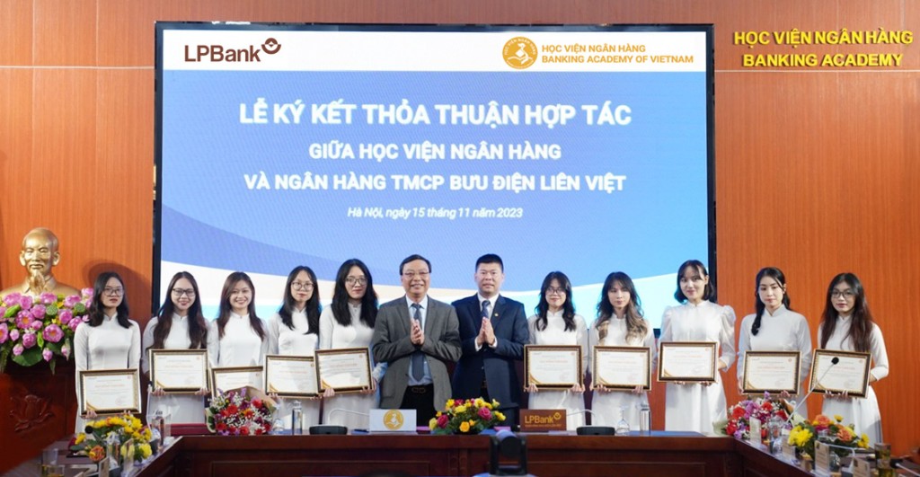 LPBank trao 10 suất học bổng với tổng giá trị 50 triệu đồng dành cho các em sinh viên có thành tích học tập tốt