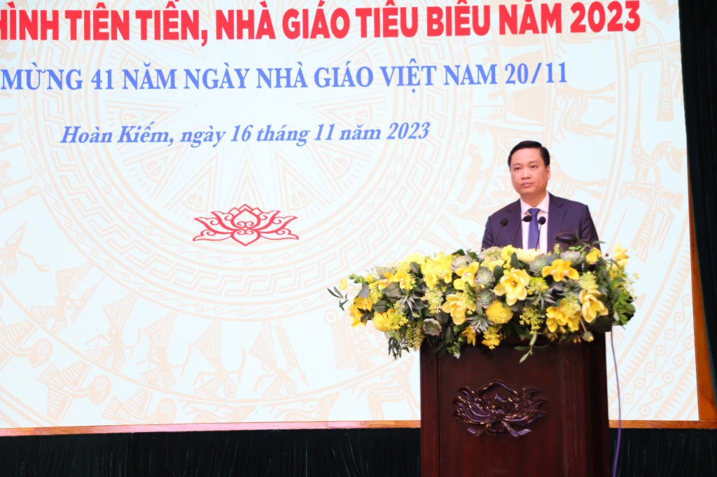 Phó Bí thư Thường trực Quận ủy Hoàn Kiếm Nguyễn Quốc Khánh chúc mừng những kết quả của ngành Giáo dục và Đào tạo quận