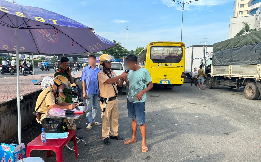 Lực lượng CSGT tiến hành đo nồng độ cồn đối với người tham gia giao thông trên tuyến quốc lộ 1 (đoạn qua địa bàn TP Hồ Chí Minh)