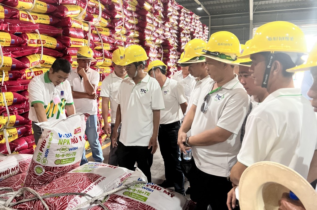 Tận tâm với từng ruộng vườn của bà con nông dân