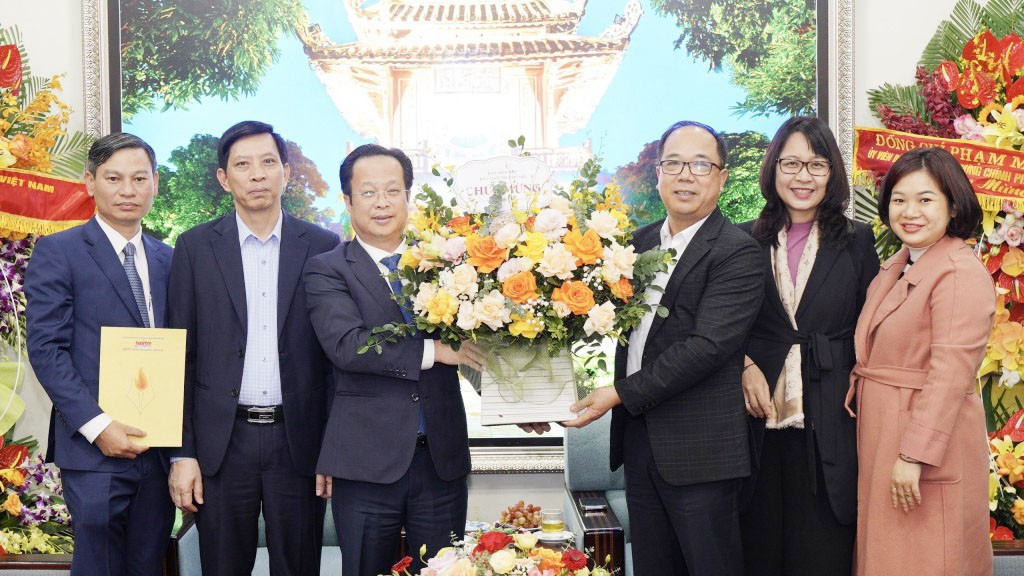 Tổng Biên tập Nguyễn Mạnh Hưng trao tặng lẵng hoa chúc mừng ngành Giáo dục Thủ đô nhân ngày 20/11