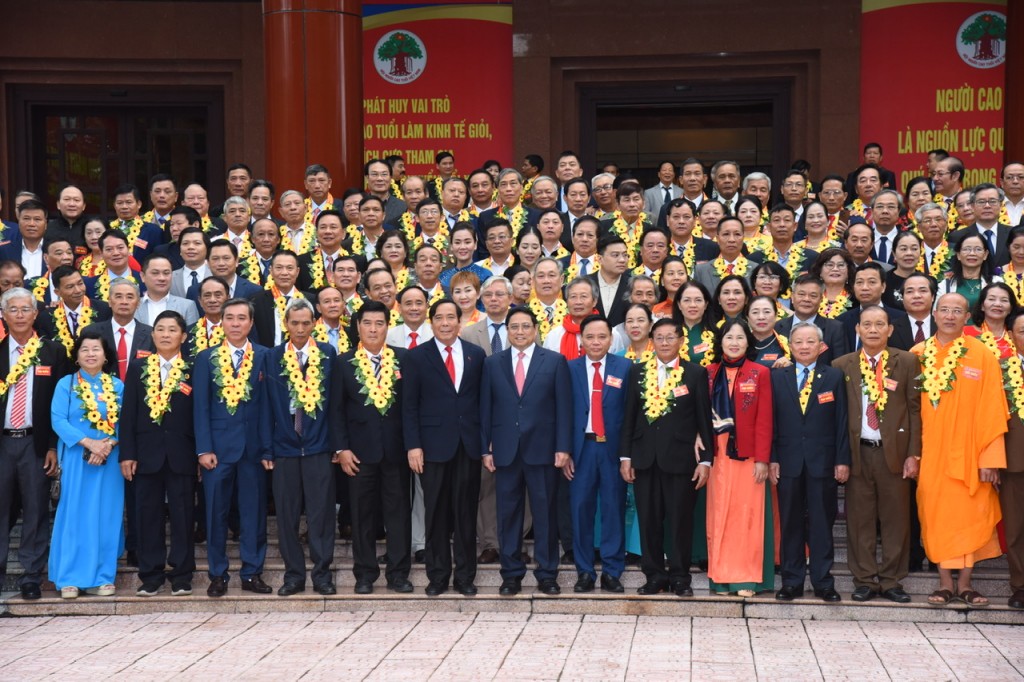 Thủ tướng chụp ảnh lưu niệm với các đại biểu dự lễ tuyên dương Người cao tuổi làm kinh tế giỏi năm 2023 - Ảnh: VGP/Nhật Bắc