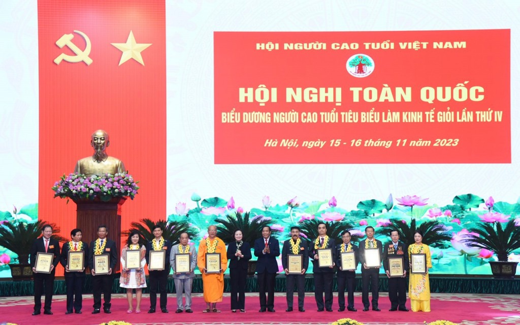 Lãnh đạo Trung ương Hội Người cao tuổi Việt Nam và lãnh đạo các bộ, ngành trao Biểu chương tôn vinh đội ngũ người cao tuổi làm kinh tế giỏi năm 2023 - Ảnh: VGP/Nhật Bắc