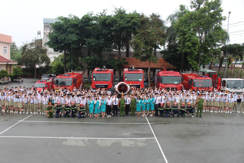 Thanh thiếu nhi Bình Dương trải nghiệm một ngày làm lính cứu hỏa Thanh thiếu nhi Bình Dương trải nghiệm một ngày làm lính cứu hỏa