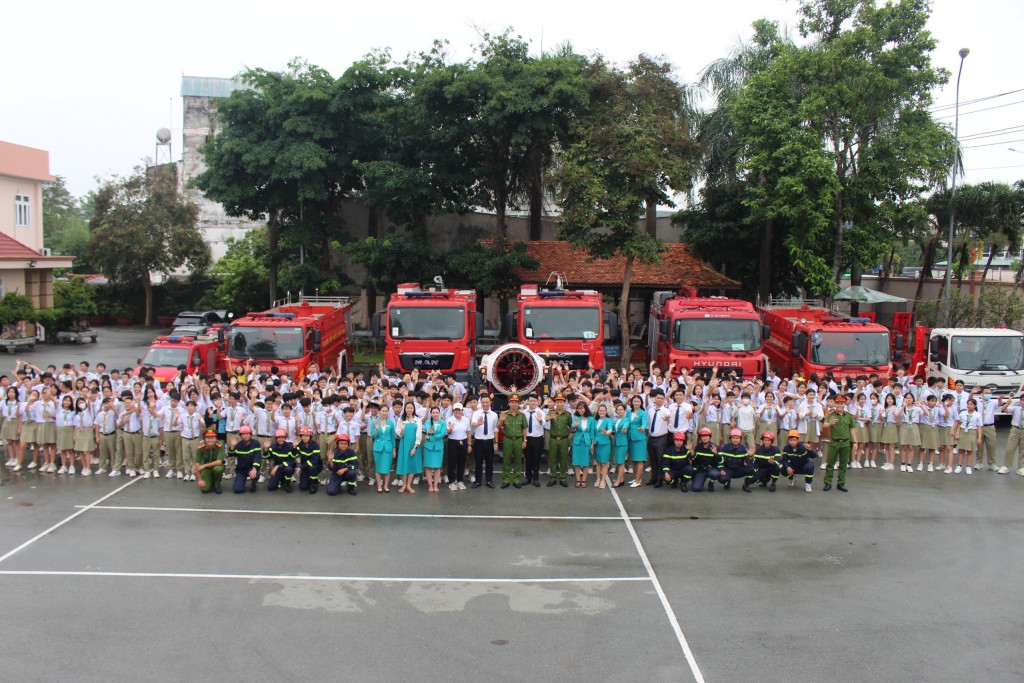 Thanh thiếu nhi Bình Dương trải nghiệm một ngày làm lính cứu hỏa