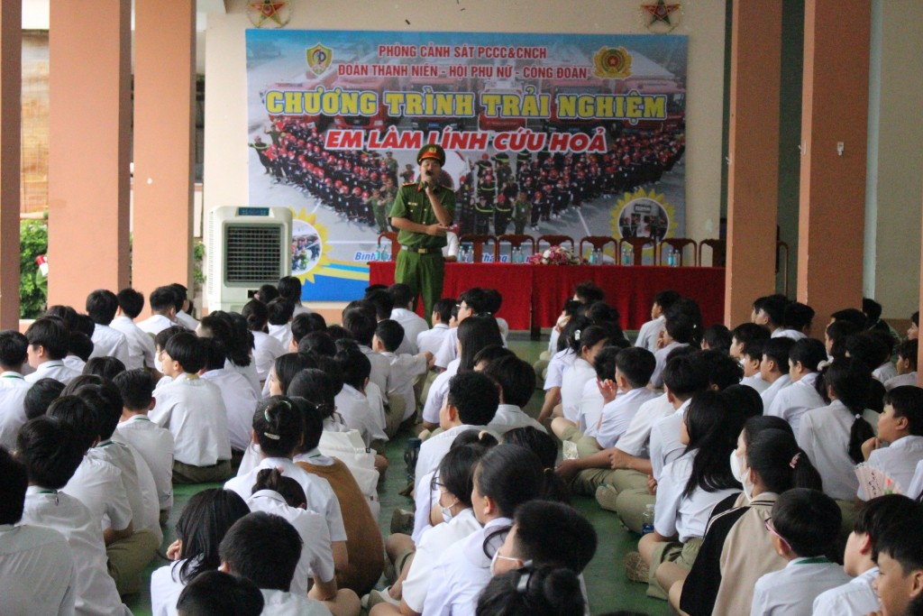 cán bộ, chiến sĩ Phòng Cảnh sát phòng cháy chữa cháy và cứu nạn cứu hộ Công an tỉnh Bình Dương truyền đạt những kiến thức về phòng cháy chữa cháy