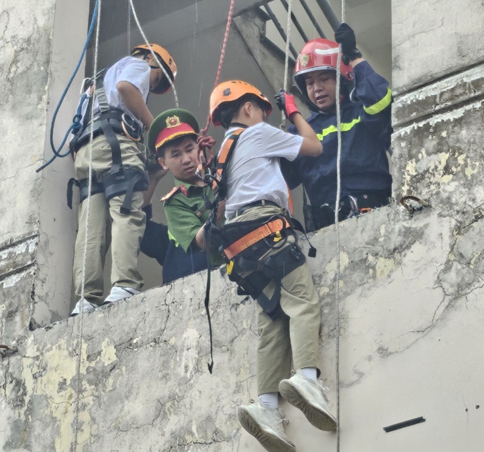 Các em học sinh thực hành các kỹ năng thoát nạn, thoát hiểm khi có sự cố cháy xảy ra Các em học sinh thực hành các kỹ năng thoát nạn, thoát hiểm khi có sự cố cháy xảy ra