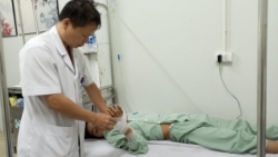 Phẫu thuật bệnh nhân bị thương tích nặng do pháo nổ