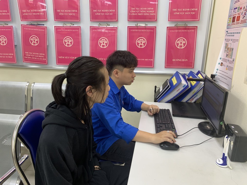Đoàn viên thanh niên hướng dẫn công dân thực hiện dịch vụ công trực tuyến, tại Bộ phận ''một cửa'' UBND phường Bạch Mai (quận Hai Bà Trưng) 