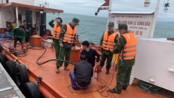 Biên phòng Cô Tô cứu 12 ngư dân gặp nạn trên biển