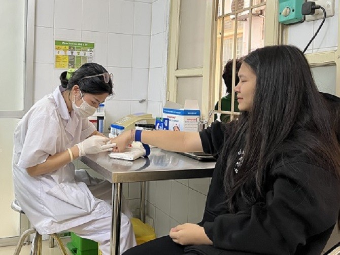 Lấy máu xét nghiệm cho các thanh niên độ tuổi chuẩn bị kết hôn trên địa bàn quận Hai Bà Trưng.