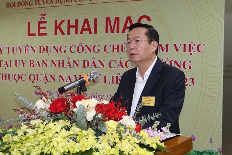 Ông Trần Thanh Long - Phó Chủ tịch UBND quận Nam Từ Liêm, Chủ tịch Hội đồng tuyển dụng công chức phường năm 2023, phát biểu khai mạc