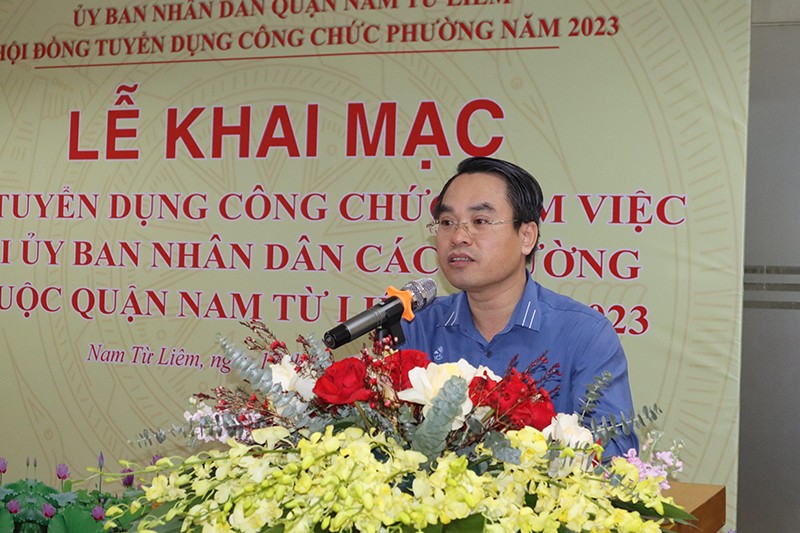 Ông Bùi Văn Cường - Phó trưởng phòng Nội vụ quận Nam Từ Liêm phổ biến lịch tổ chức thi, quy chế, nội quy thi; Thông báo số báo danh, phòng thi, thời gian, địa điểm thi.