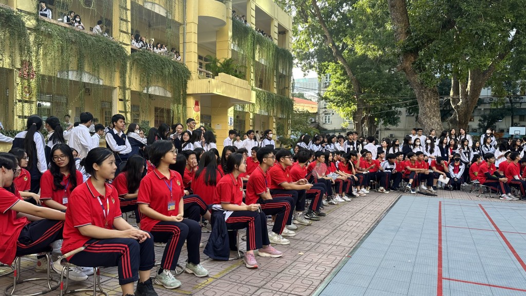 Lễ Ký kết thỏa thuận hợp tác giữa BIDV Quang Trung và Trường THPT Việt Đức Lễ Ký kết thỏa thuận hợp tác giữa BIDV Quang Trung và Trường THPT Việt Đức