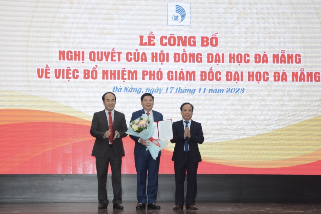 Đại học Đà Nẵng bổ nhiệm PGS.TS Nguyễn Mạnh Toàn (ở giữa) làm Phó Giám đốc Đại học Đà Nẵng (ảnh Đ.Minh)