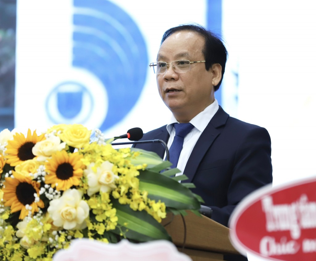 PGS.TS Giám đốc Đại học Đà Nẵng Nguyễn Ngọc Vũ đọc diễn văn kỷ niệm 41 năm ngày Nhà giáo Việt Nam (ảnh ĐHĐN)