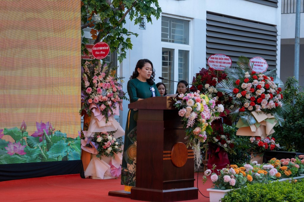 Cô giáo Nguyễn Thị Ngân Bình - Hiệu trưởng Trường Tiểu học Kim Giang phát biểu tại lễ kỷ niệm 40 năm thành lập trường