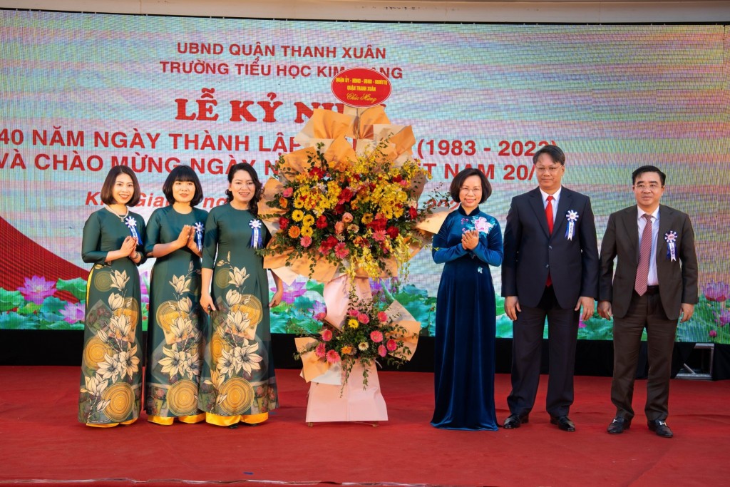 Lãnh đạo quận Thanh Xuân tặng hoa chúc mừng nhà trường