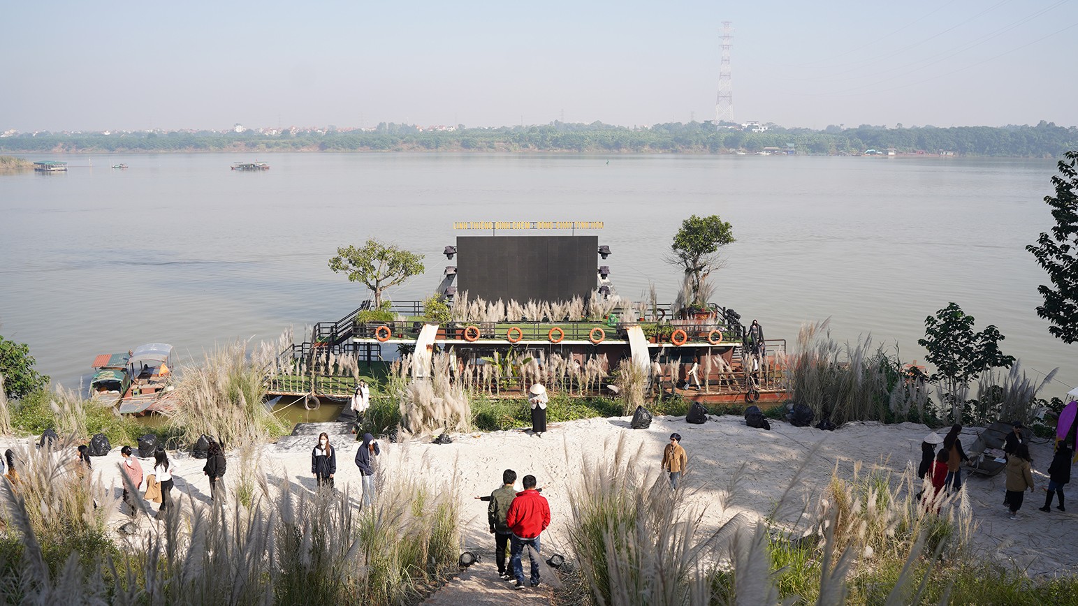 Sân khấu thực cảnh ngay bên bờ sông Hồng