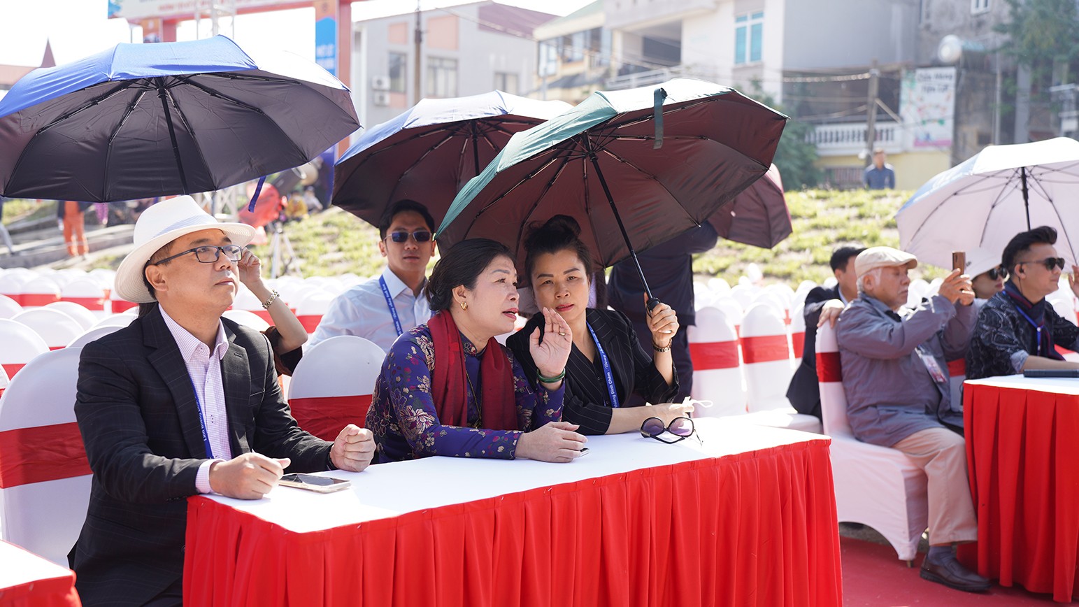 Phó Giám đốc Sở Văn hóa và Thể thao Hà Nội Trần Thị Vân Anh cũng Ban Tổ chức kiểm tra công tác chuẩn bị trước khi sự kiện diễn ra