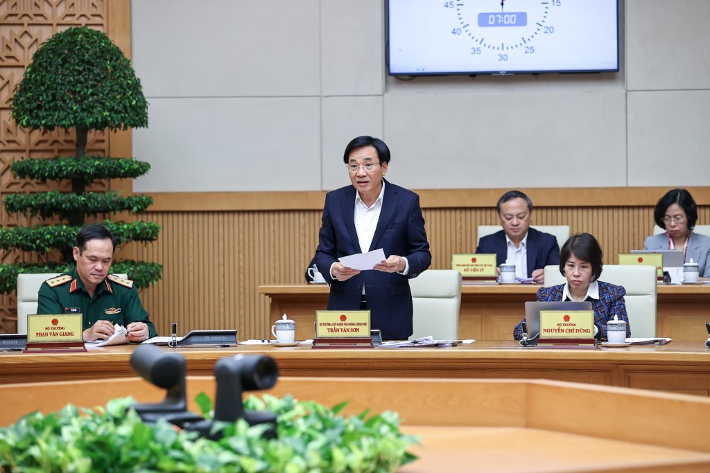 Bộ trưởng, Chủ nhiệm VPCP Trần Văn Sơn báo cáo tại Phiên họp - Ảnh: VGP/Nhật Bắc