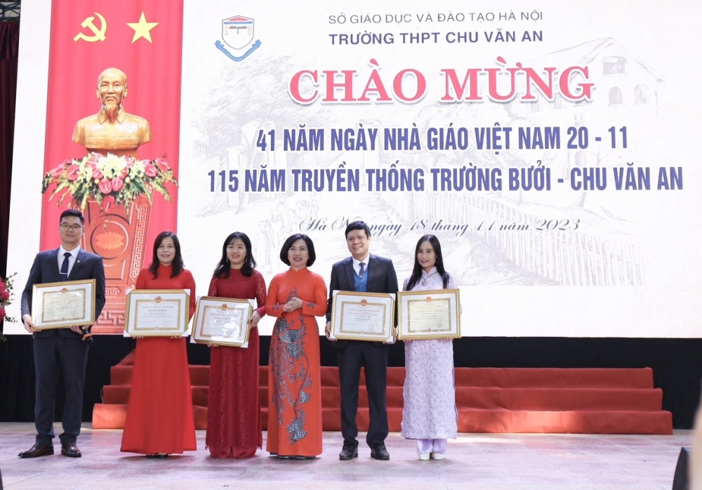 Đồng chí Bí thư Quận ủy trao thưởng cho cá nhân có thành tích thi đua