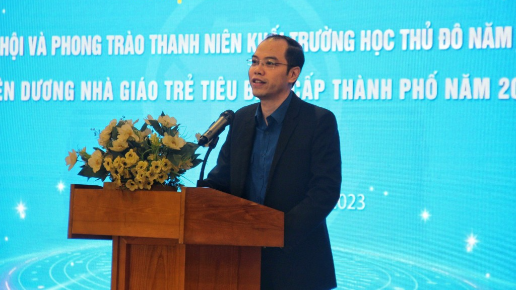 Đồng chí Nguyễn Tiến Hưng báo cáo tóm tắt và đánh giá kết quả đạt được trong năm học 2022 – 2023