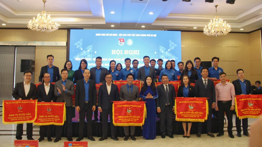  Các đơn vị nhận cờ thi đua xuất sắc của Thành đoàn – Hội Sinh viên Thành phố Hà Nội