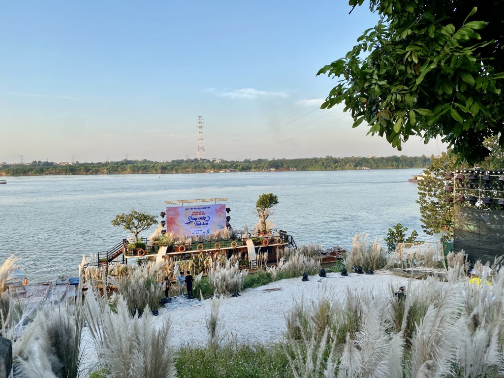 Ấn tượng sân khấu thực cảnh trên sông Hồng