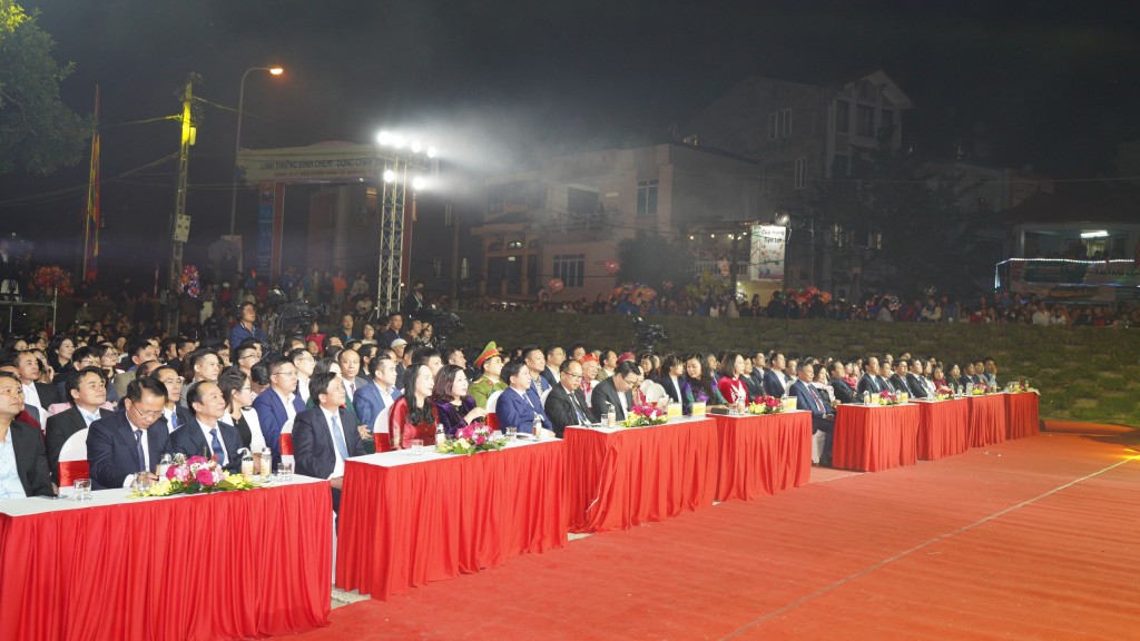 Các vị đại biểu Trung ương, thành phố Hà Nội, quận Bắc Từ Liêm và đông đảo người dân tham dự chương trình