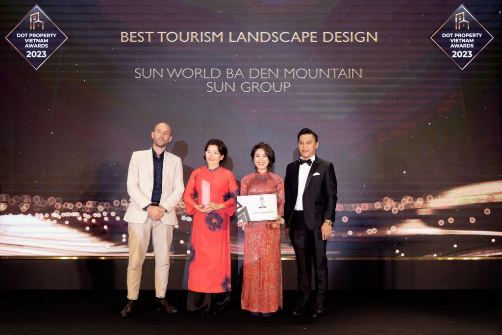 Đại diện Tập đoàn Sun Group nhận giải “Khu du lịch có thiết kế cảnh quan đẹp nhất Việt Nam 2023” cho Sun World Ba Den Mountain