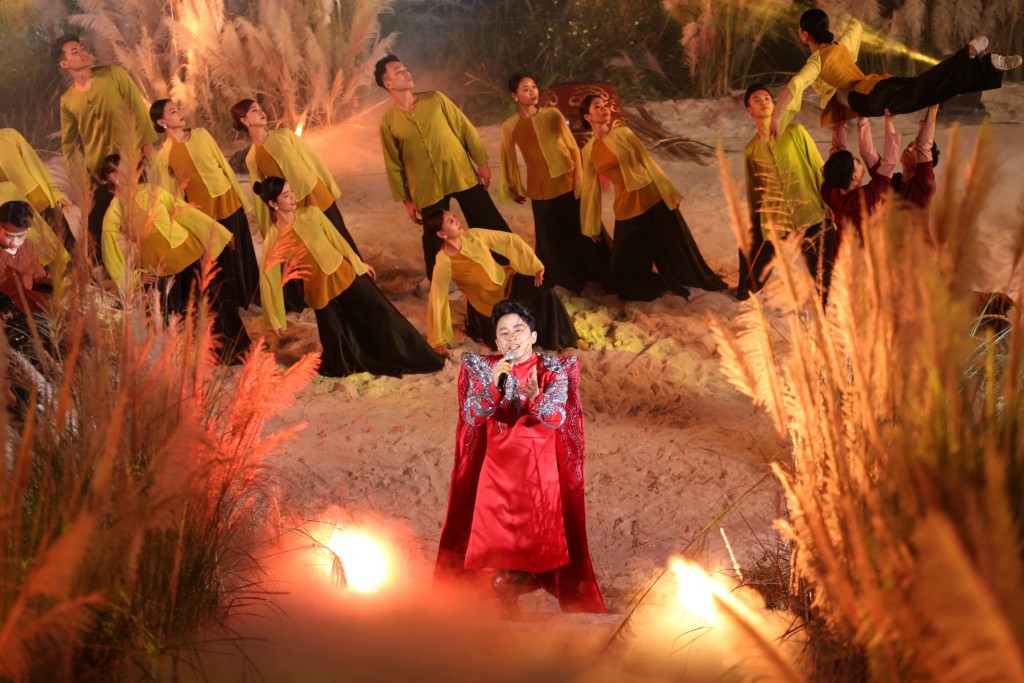 Ca sĩ Tùng Dương biểu diễn trên sân khấu thực cảnh